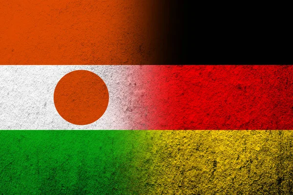 Nationale Vlag Van Duitsland Met Republiek Niger Grunge Achtergrond — Stockfoto