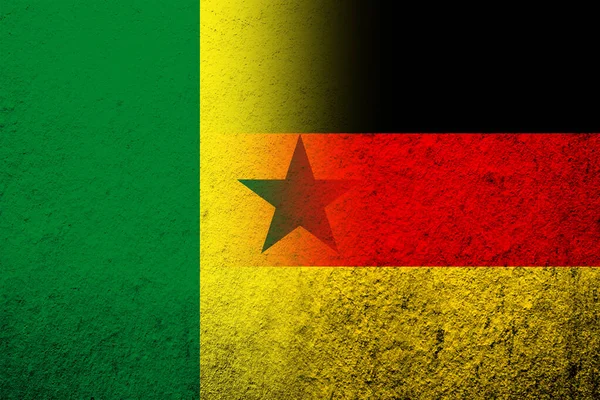 Государственный Флаг Германии Флагом Республики Сенегал Гранж Фон — стоковое фото