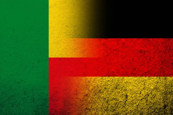 Государственный Флаг Германии Национальным Флагом Республики Бенин Гранж Фон — стоковое фото