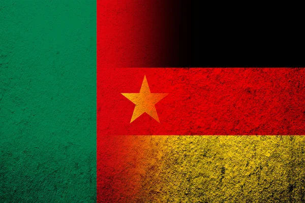 Flaga Narodowa Niemiec Flagą Kamerunu Kontekst Grunge — Zdjęcie stockowe