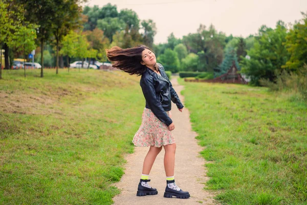 Mooie Jonge Lachende Vrouw Wrijft Haar Hoofd Met Lang Zwart — Stockfoto