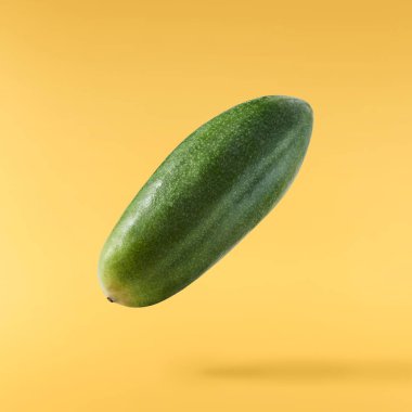 Taze olgun egzotik curuba sarı arka planda izole bir şekilde havaya düşüyor.