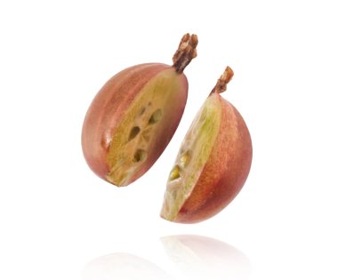 Taze çiğ bektaşi üzümleri beyaz arka planda havada uçuşuyor. Gıda sıfır yerçekimi kavramı. Yüksek çözünürlük