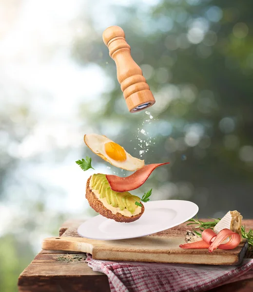 Fresco Delicioso Sándwich Casero Sabroso Con Aguacate Huevo Asado Tocino —  Fotos de Stock