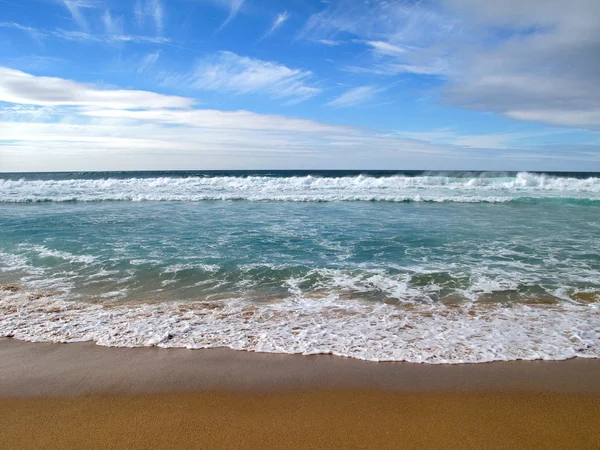 Waves breaking on shore of the sea — Stock Photo, Image