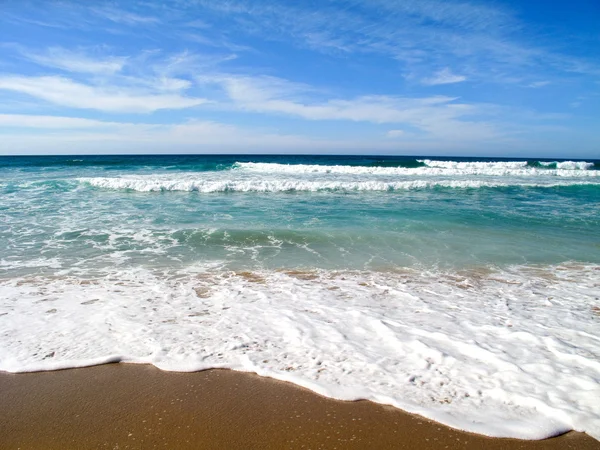 Волны ломаются на берегу моря — стоковое фото