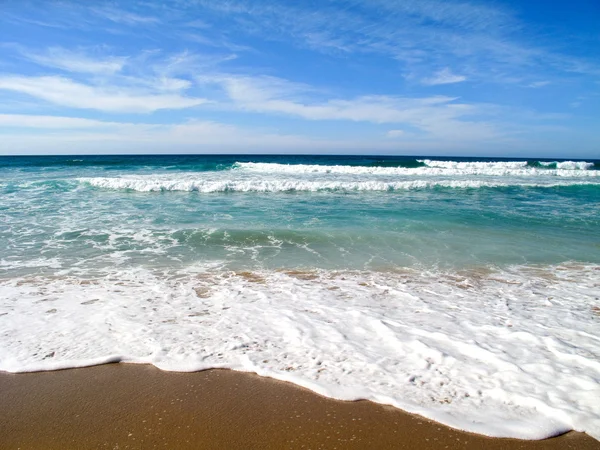 Ondas quebrando na costa do mar — Fotografia de Stock