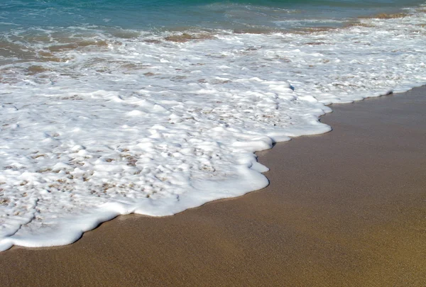 Ondas quebrando na costa — Fotografia de Stock