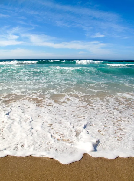 Волны ломаются на берегу моря — стоковое фото