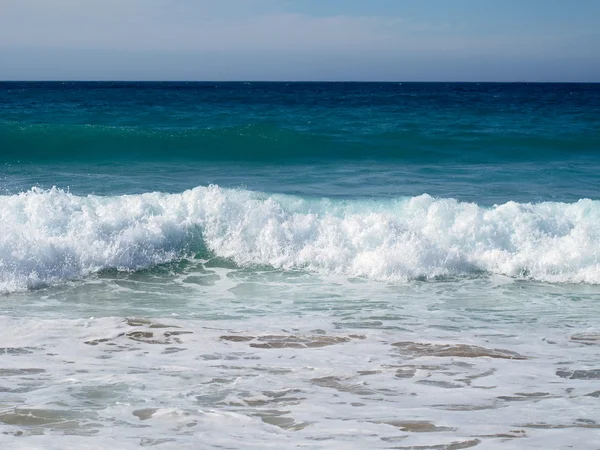 Beau paysage avec des vagues se brisant sur le rivage — Photo