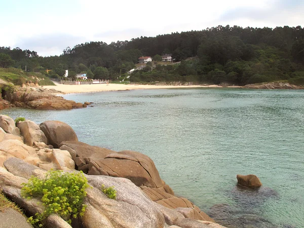 Praia bonita com uma água clara — Fotografia de Stock