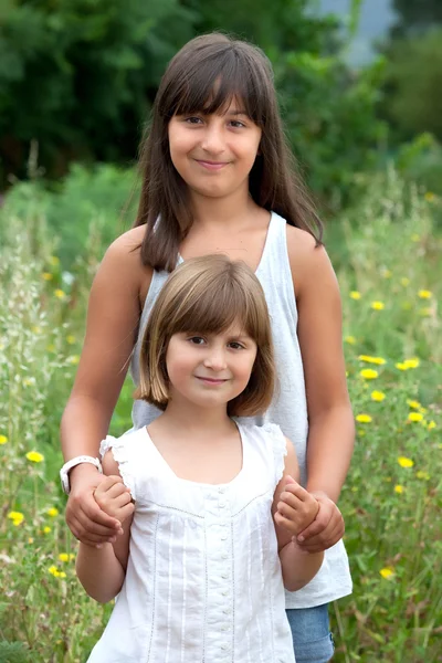 Dos hermosas hermanas sonrientes —  Fotos de Stock