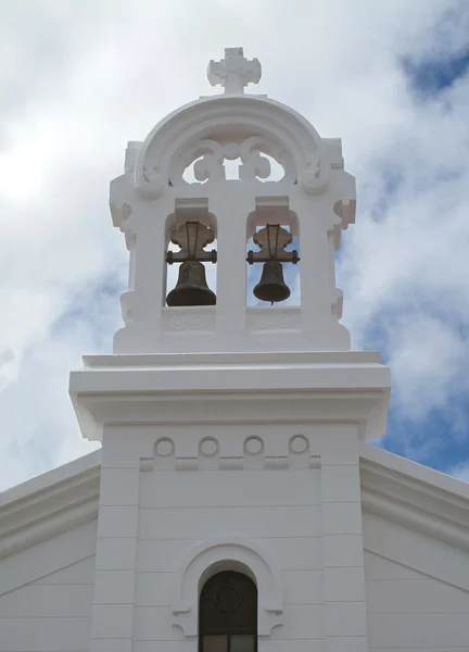 Vita klocktorn av en kyrka — Stockfoto