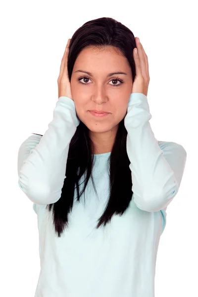 Menina morena atraente cobrindo seus ouvidos — Fotografia de Stock