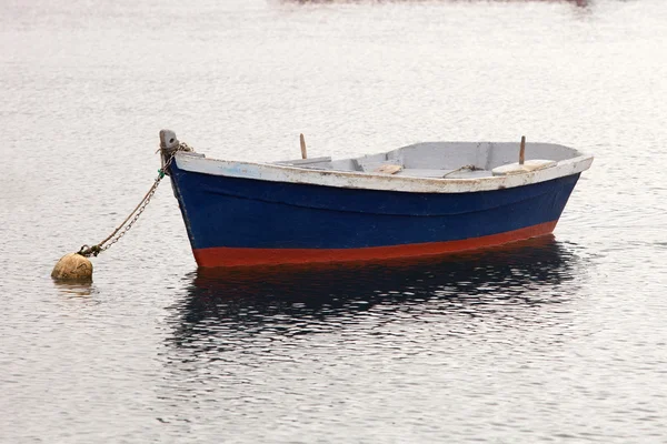 Barco de pesca solitario — Foto de Stock