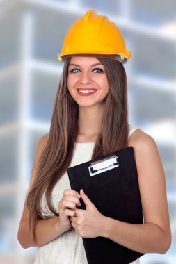 mavi gözleri ve sarı kask çekici mimar