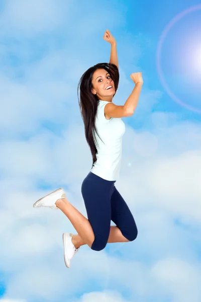 Glad sportig tjej som flyger — Stockfoto