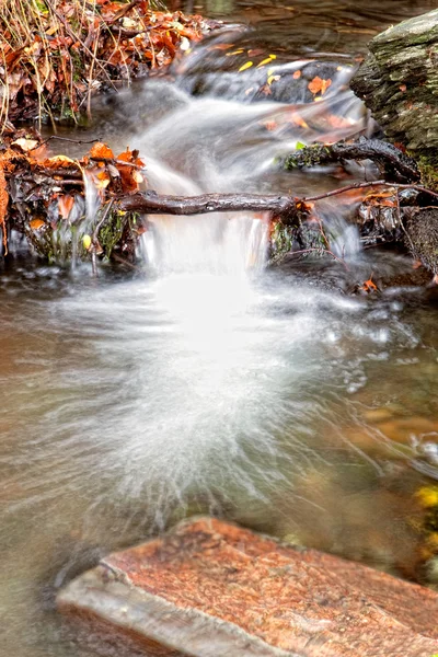 Eau en cascade d'un ruisseau — Photo