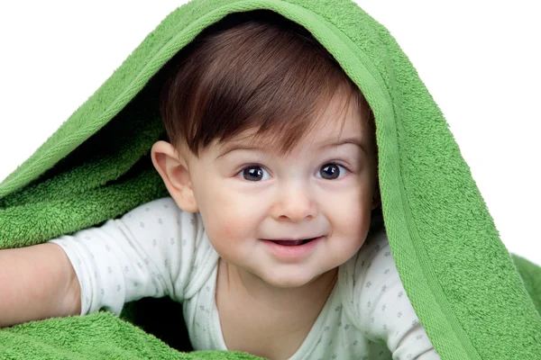 Feliz bebê coberto com uma toalha verde — Fotografia de Stock