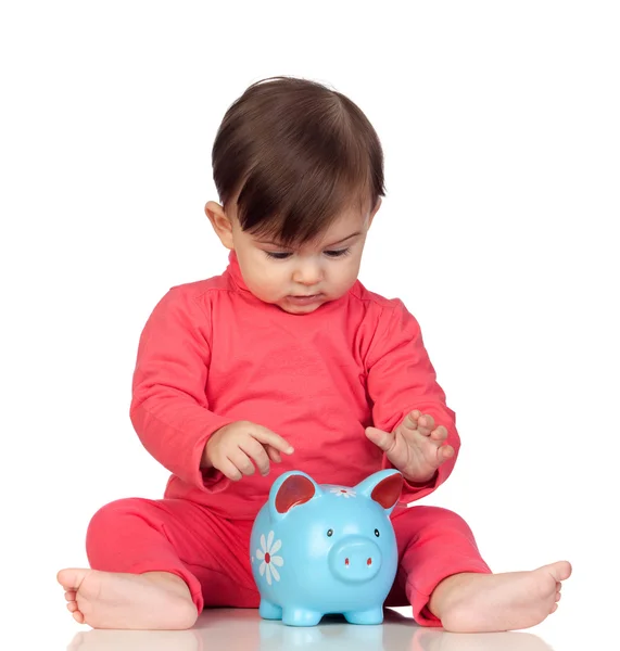 青い貯金と座っている愛らしい赤ちゃん女の子 — ストック写真