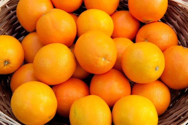 装满橘子的篮子 — 图库照片