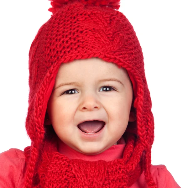 Bambina con un buffo cappello rosso lana — Foto Stock