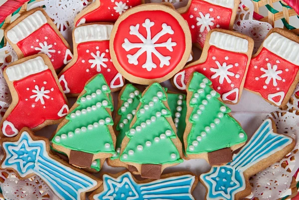 Leckere Plätzchen mit weihnachtlichen Formen — Stockfoto