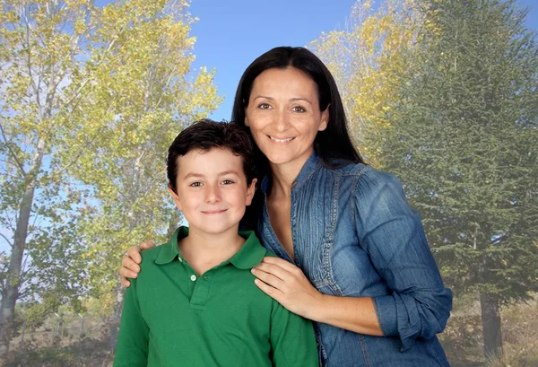 Mutter und Sohn spazieren im Park — Stockfoto