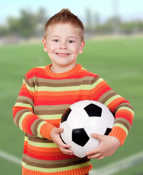 Estudiante niño pequeño con pelota de fútbol —  Fotos de Stock