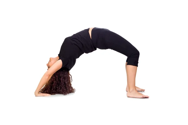 Bruneta žena, která dělá cvičení jógy — Stock fotografie
