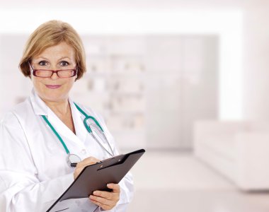 elinde dosya olan Kıdemli doktor kadın