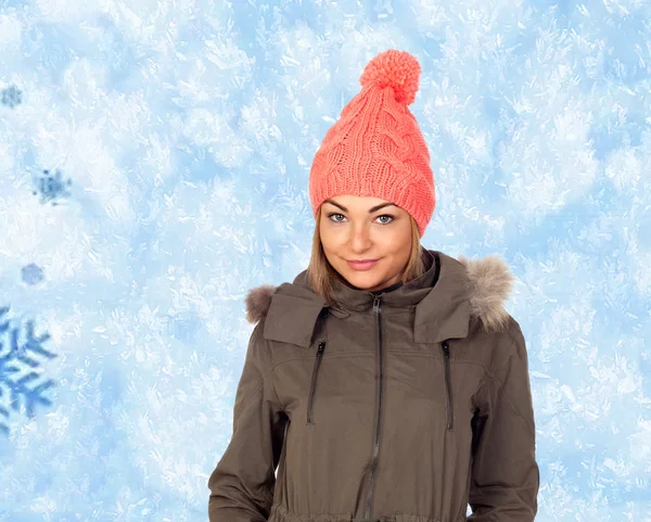 Attraente ragazza bionda con vestiti invernali — Foto Stock