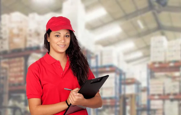 Jovem trabalhador com uniforme vermelho — Fotografia de Stock