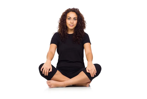 Brunette vrouw doen yoga oefeningen — Stockfoto