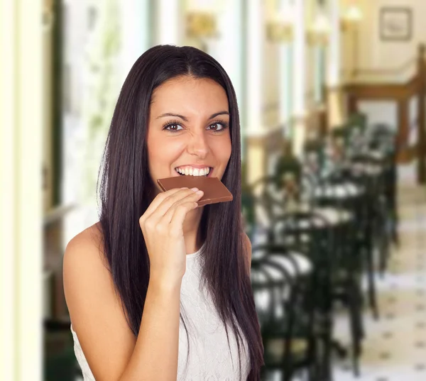 초콜릿을 먹는 어린 소녀 — 스톡 사진