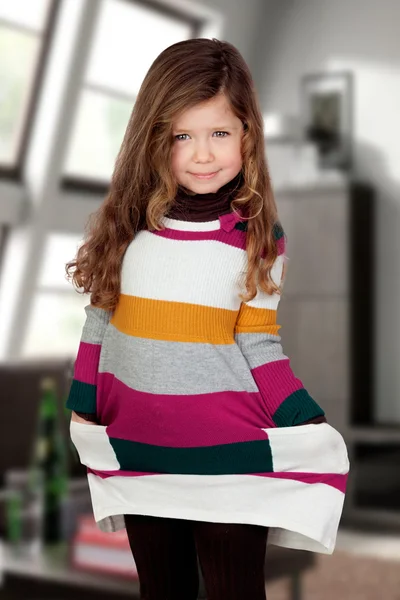 Verlegen meisje met kleurrijke jurk — Stockfoto