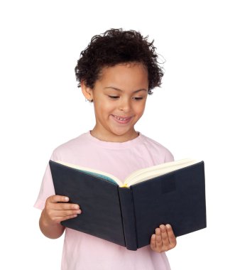 kitap okuma ile mutlu bir latin çocuk