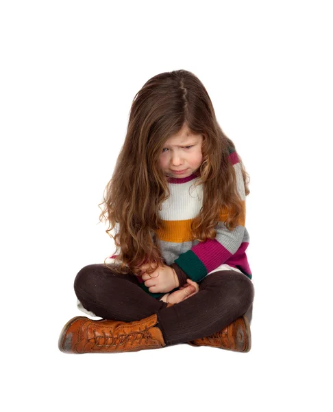 Сумна маленька дівчинка з довгим волоссям сидить — стокове фото