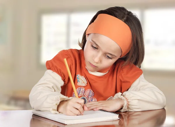 Schattig meisje studeren — Stockfoto