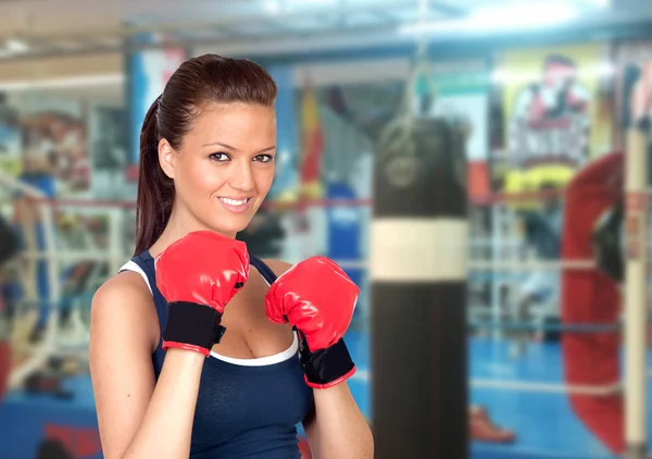 Menina atraente praticando boxe — Fotografia de Stock