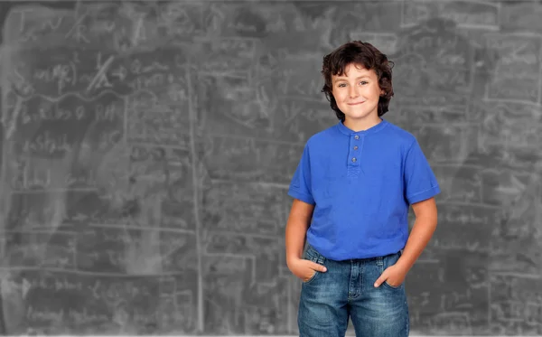 Jonge student in de klasse met een schoolbord — Stockfoto