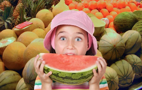 Bedårande flicka äter vattenmelon — Stockfoto