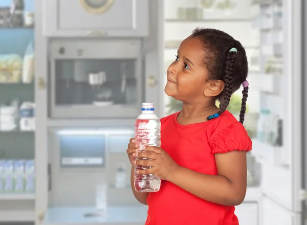 Afrikaanse meisje met fles water — Stockfoto