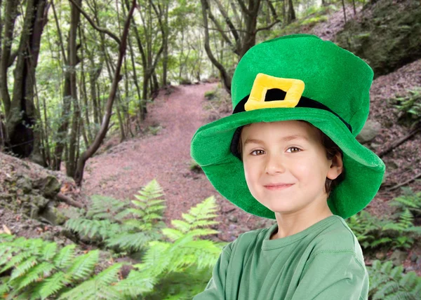 Kind whit hoed van Saint Patrick van — Stockfoto