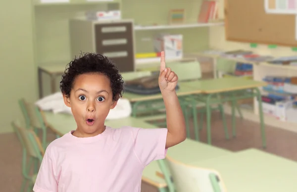 Glückliches lateinisches Kind bittet zu sprechen — Stockfoto