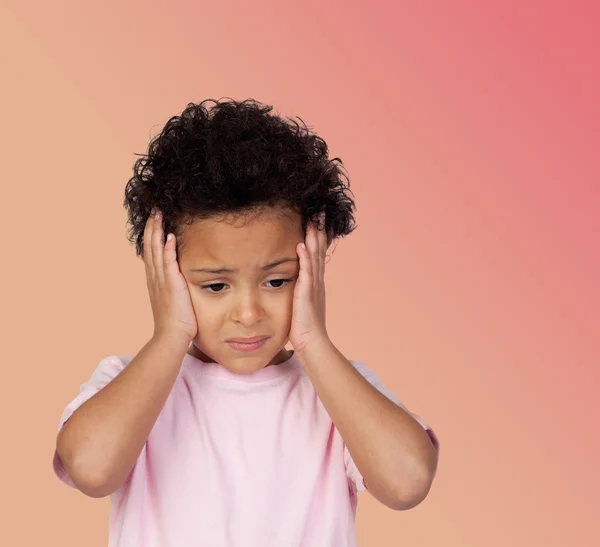 Criança latina triste com dor de cabeça — Fotografia de Stock
