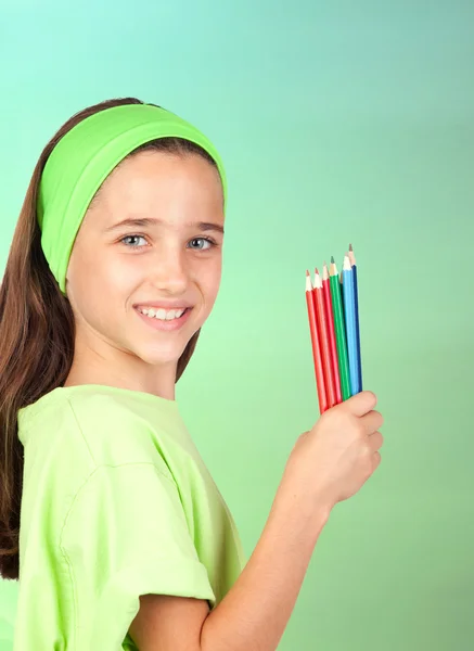Rozkošná holčička s mnoha barevné tužky — Stock fotografie