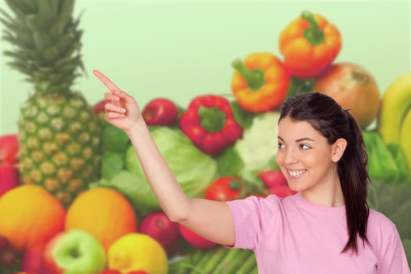 Jovem com frutas e legumes — Fotografia de Stock