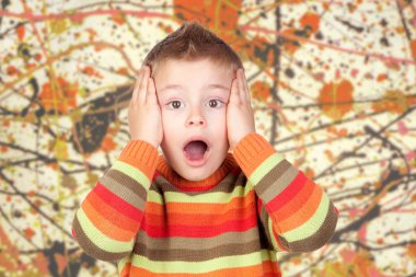 sürpriz sarışın çocuk