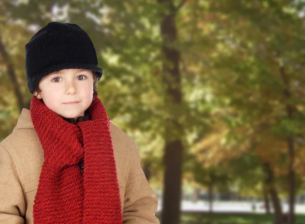 Kind warm in een park — Stockfoto